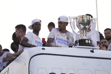 Los jugadores del Real Madrid celebran con la afición el título de Liga desde el autobús. 
