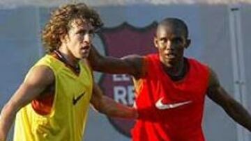 <b>PUDIERON JUGAR DE BLANCO.</B> Puyol y Eto'o son compañeros en el Barcelona y parece que pudieron haberlo sido en el Madrid.