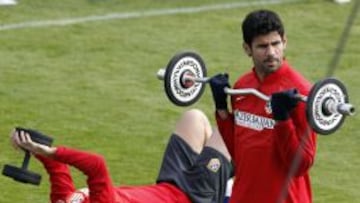 Diego Costa levanta pesas en el Cerro. A su lado, Adri&aacute;n trabaja sobre un banco.
