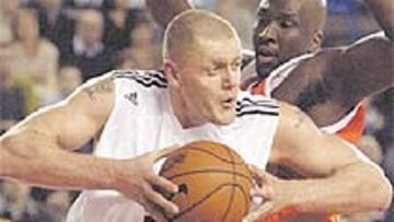 <b>IMPARABLE.</b> Kambala fue una pesadilla para el pívot del Manresa Harper Williams.