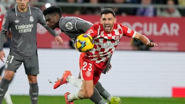 GIRONA, 07/12/2024.- El defensa francés del Real Madrid Aurélien Tchouaméni (i) disputa un balón con el centrocampista español del Girona Iván Martín (d) durante el partido de la jornada 19 de LaLiga que Girona FC y Real Madrid disputan este sábado en el estadio Montilivi, en Girona. EFE/ Alejandro García
