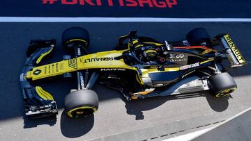 Renault's German driver Nico Hulkenberg in the pit lane during the third practice session at Silverstone motor racing circuit in Silverstone, central England, on July 7, 2018 ahead of the British Formula One Grand Prix. / AFP PHOTO / Andrej ISAKOVIC