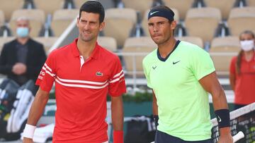 El tenista serbio Novak Djokovic y el espa&ntilde;ol Rafa Nadal posan antes de su partido de semifinales de Roland Garros 2021.