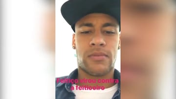El nuevo jueguecito de Neymar y Rafinha: atizarse con el móvil