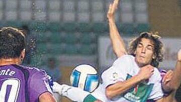 <b>DECEPCIÓN. </b>El Elche lo intentó pero no tuvo fortuna y fue incapaz de marcar.