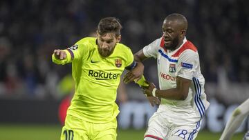 Ndombélé puga con Messi por un balón.