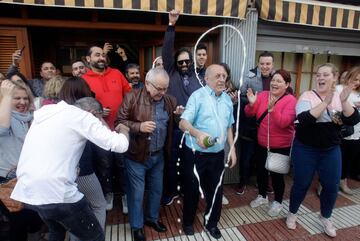Varios clientes del restaurante Pepe, de San Vicente del Raspeig (Alicante) celebran con cava el 26590 agraciado con el Gordo de la lotería de navidad.