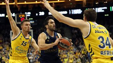 Berlin (Germany), 06/02/2020.- Alba Berlin's Martin Hermannsson (L) and Tyler Cavanaugh (R) and Real Madrid's Facundo Campazzo (C) in action during the Euroleague basketball match between Alba Berlin vs Real Madrid at the Mercedes Benz Arena in Berlin, Germany, 06 February 2020. (Baloncesto, Euroliga, Alemania) EFE/EPA/HAYOUNG JEON