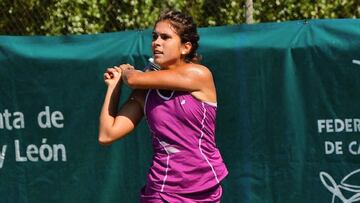 La tenista Eva Guerrero golpea una bola durante un torneo en Valladolid.