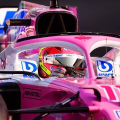 Racing Point le regaló a 'Checo' el volante y trofeo con el que ganó en Sakhir