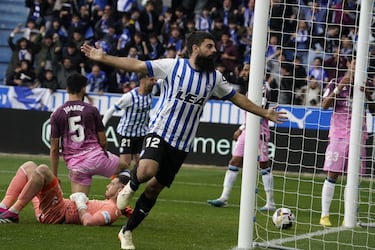Villalibre necesitaba una tarde como la que vivió ante el Málaga, para reivindicarse tras muchas jornadas sin ver puerta. El delantero del Alavés participó activamente en los dos tantos de su equipo. En el primero, al marcarlo estando atento dentro del área pequeña; y en el segundo, al asistir a Toni Moya, a escasos minutos para el final.

