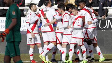 Los jugadores del Rayo celebran el gol al Almería.