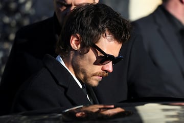 Harry Styles asciende a su veh¨ªculo tras abandonar la iglesia St. Mary