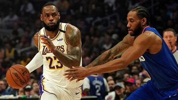 LeBron James, ante Kawhi Leonard durante el partido de la NBA que ha enfrentado a Los &Aacute;ngeles Clippers y a Los &Aacute;ngeles Lakers