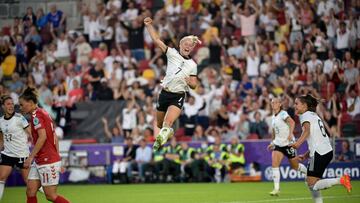 dpatop - 08 July 2022, Great Britain, Brentford: Soccer, Women: European Championship, Germany - Denmark, preliminary round, Group B, Matchday 1, Brentford Community Stadium. Germany's Lea Schüller celebrates her goal for 2:0. Photo: Sebastian Christoph Gollnow/dpa (Photo by Sebastian Gollnow/picture alliance via Getty Images)