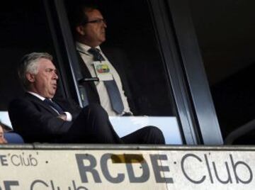 El entrenador del Real Madrid Carlo Ancelotti, siguiendo el partido desde el palco.