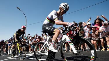 Pogacar, seguido de Vingegaard, en la 11ª etapa del Tour 2025.