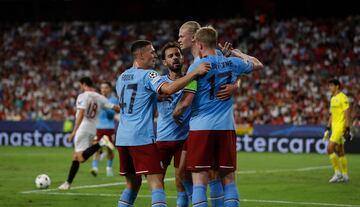 Los jugadores del Manchester City celebrando el gol de Haaland.