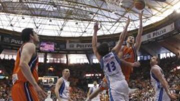 <b>TRIUNFO. </b>Ogilvy intenta anotar ante la oposición de David Doblas.