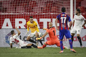 El atacante del Sevilla fue portero ante el Eibar durante unos minutos en la temporada 19/20. Incluso salvó una ocasión clara de gol de Marko Dmitrovic, portero del Eibar. 