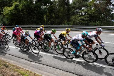 El pelotón durante la etapa de hoy. 