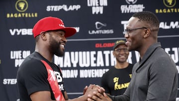 LAS VEGAS, NEVADA - OCTOBER 13: Floyd Mayweather Jr. (L) and Deji Olatunji shake hands during a news conference at the Mayweather Boxing Club on October 13, 2022 in Las Vegas, Nevada. Mayweather is scheduled to fight Olatunji in an exhibition match in Dubai on November 13, 2022.   Steve Marcus/Getty Images/AFP