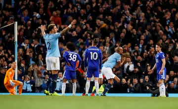 Vincent Kompany fue el héroe de la jornada para el Manchester City, ya que su golazo al ángulo ante Leicester le permite al equipo de Pep Guardiola llegar a la última fecha como líder de la Premier League con un punto más que el Liverpool.