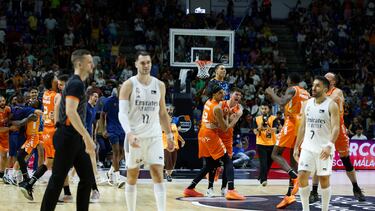 MÁLAGA, 28/09/2025.- Los jugadores del Valencia Basket celebran la victoria sobre el Real Madrid en el partido de la final de la Supercopa Endesa, este domingo en Málaga. EFE/Jorge Zapata