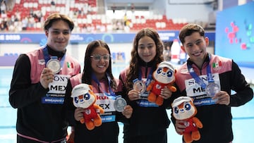 Diving - World Aquatics Championships - Mixed 3m & 10m Team - Finals - OCBC Aquatic Centre, Singapore - July 26, 2025 Silver medallists Mexico's Randal Willars Valdez, Alejandra Estudillo Torres, Zyanya Yunuen Parra Martin and Osmar Olvera Ibarra pose with their medals REUTERS/Hollie Adams