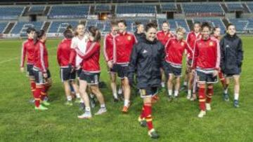 Las chicas de la selecci&oacute;n espa&ntilde;ola de f&uacute;tbol entrenan antes del partido que las enfrenta a Portugal en el Nuevo Vivero de Badajoz