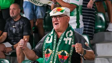 ELCHE (ALICANTE), 18/08/2025.- Un aficionado del Elche durante un encuentro correspondiente a la primera jornada de LaLiga EA Sports disputado este lunes entre el Elche y el Real Betis en el estadio Martínez Valero de Elche (Alicante). EFE/ Pablo Miranzo