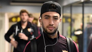 Munir, durante el desplazamiento del equipo hispalense.