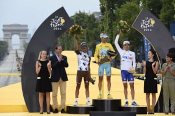 Vincenzo Nibali ganador del Tour de Francia de 2014 junto a Jean-Christophe Peraud (2º) y Thibaut Pinot (3º).