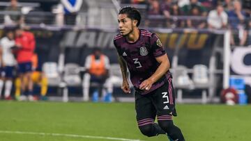 Carlos Salcedo durante un partido con el Tri