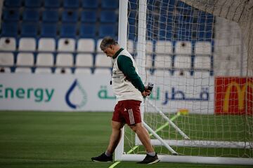 DOHA, 19/11/2022.- El entrenador de México, el argentino Gerardo 'Tata' Martino, dirige una sesión de entrenamiento en el estadio Al Khor de Doha (Catar), este sábado, víspera del inicio del Mundial de la FIFA 2022. EFE/ José Méndez
