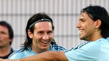 <b>TRANQUILO. </b>Messi bromea junto a Agüero ayer en Shangai.