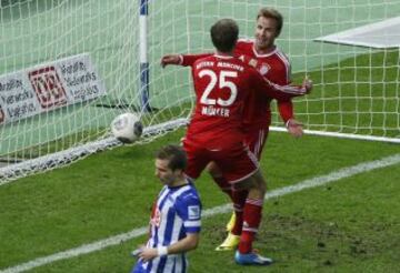 0-2. Goetze celebra el segundo gol con Muller.