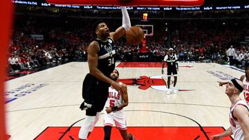 Chicago (United States), 24/04/2022.- Milwaukee Bucks forward Giannis Antetokounmpo (34) shoots against the Chicago Bulls