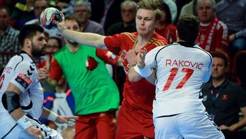 Aron Palmarsson intenta lanzar ante Luka Rakovic durante un partido entre el Veszpr&eacute;m y el Zagreb en la EHF Champions League.