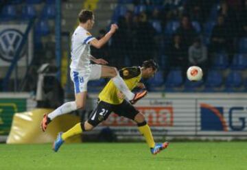 Slovan Liberec-Sevilla. David Pavelka y Nicolás Pareja luchan por un balón.