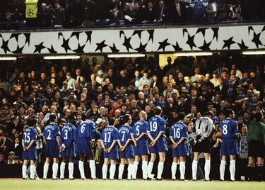 Sucedió en el año 2000. El Chelsea se convirtió en el primer equipo en jugar un partido de Champions con un once formado por 11 jugadores foráneos. El rival era el Lazio de Roma. El once lo conformaban el portero Ed de Goey (holandés); Ferrer (español), Desailly y Leboeuf (franceses), Babayaro (nigeriano); Petrescu (rumano), Deschamps (francés), Di Matteo (italiano), Poyet (uruguayo); Flo (noruego) y Zola (italiano). En la segunda parte salieron Hogh (danés) por Leboeuf, y dos ingleses: Morris y Harley. Pero no les fue bien. Perdieron ante el conjunto romano por 1-2...