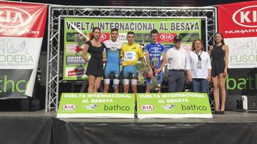 &Aacute;lex Mart&iacute;n posa con el maillot amarillo de ganador de la general de la Vuelta Internacional al Besaya.