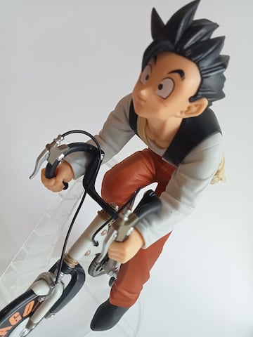 Figura de Gohan en bicicleta por Banpresto