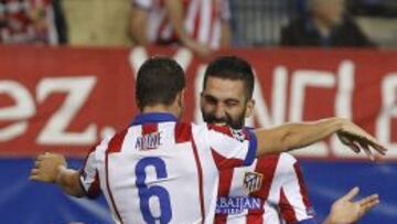 Koke celebra con el turco Arda Turan su gol ante el Malmoe.