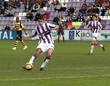 En la temporada 2006-07 jugó cedido en el Real Valladolid donde se proclamó campeón de la Segunda División.
