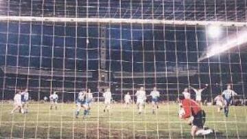 El Depor tuvo su primera ocasión de ganar la Liga ante el Valencia en Riazor. En el último minuto del encuentro, González detuvo un penalti a Djukic y el título voló hacia Barcelona. Fue una tragedia.