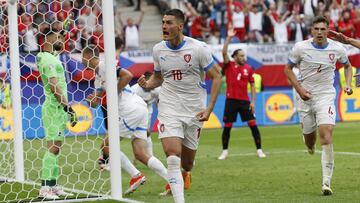 Hamburg (Germany), 22/06/2024.- Patrik Schick (C) of the Czech Republic celebrates after scoring the 1-1 equalizer during the UEFA EURO 2024 group F soccer match between Georgia and Czech Republic, in Hamburg, Germany, 22 June 2024. (República Checa, Alemania, Hamburgo) EFE/EPA/ROBERT GHEMENT
