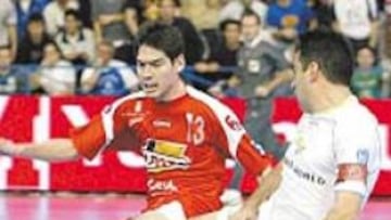 <b>PASIÓN. </b>Kike y Sergio pugnan por un balón en el derby murciano.