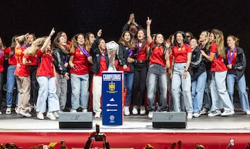 Las jugadoras de la Selección Española, en el escenario del Palacio de Vistalegre celebrando con los aficionados su triunfo en la Nations League.