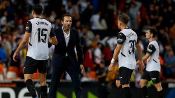 Baraja saluda a los jugadores, tras un partido.